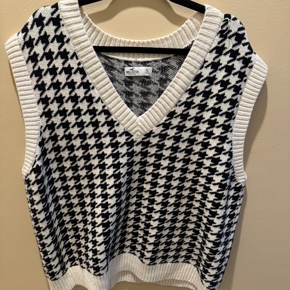 Hollister Houndstooth Sweater Vest - Black and White